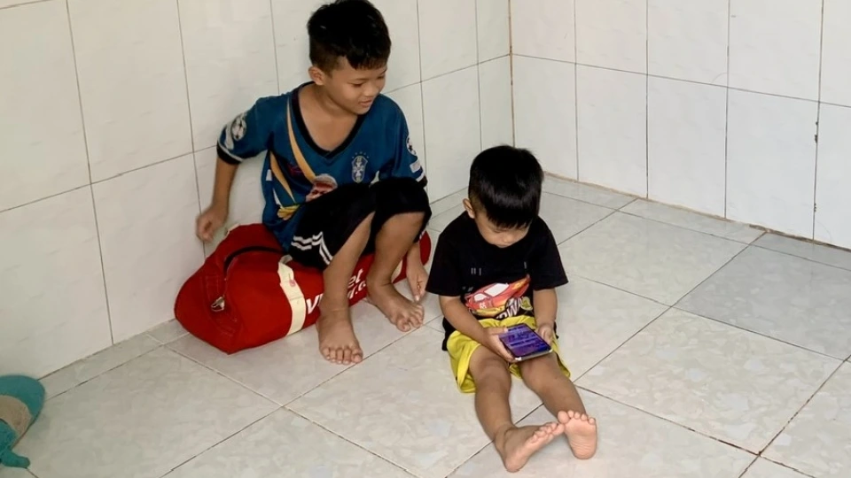 Trẻ con em công nhân trong khu trọ ở huyện Bình Chánh TPHCM.jpg