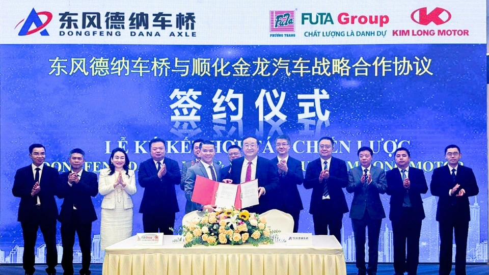 ong_dao_viet_anh_tong_giam_doc_kim_long_motor_va_ong_luc_dinh_van_-_tong_giam_doc_dongfeng_dana_ky_ket_bien_ban.jpg