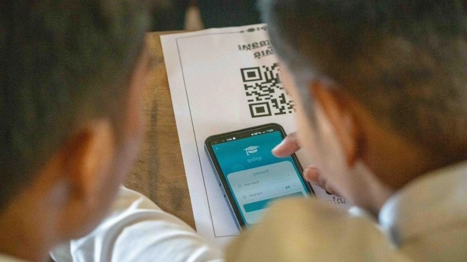 thanh nien Campuchia dien thoai thong minh, Campuchia smartphone, ma QR -vov.jpg