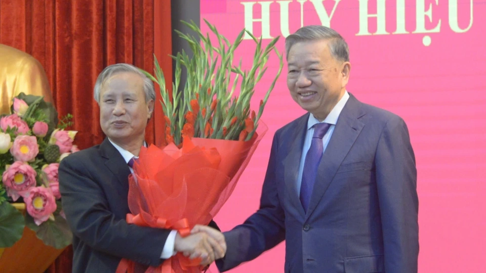 tong_bi_thu_to_lam_tang_hoa_chuc_mung_dong_chi_tran_quoc_vuong_1.jpg