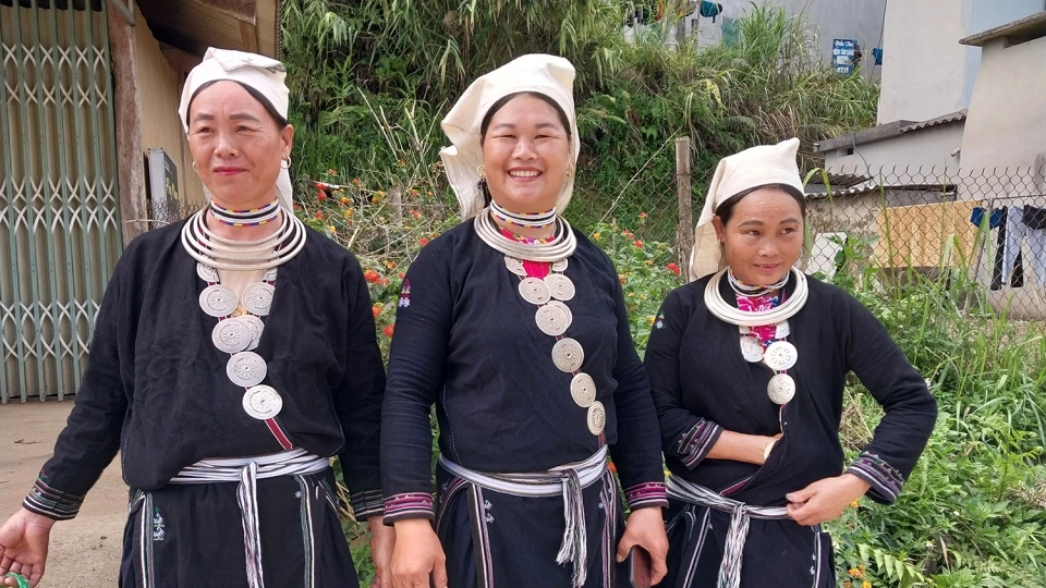 trang_phuc_truyen_thong_dong_bao_dao_tien.jpg