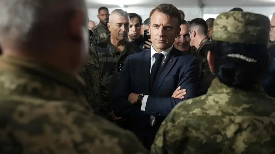 tt_phap_macron_gap_binh_si_ukraine.jpg
