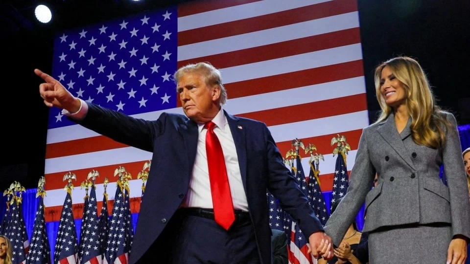 ung vien tong thong Trump chi tay ben co My va vo Trump Melania, bau cu My -reu.jpg