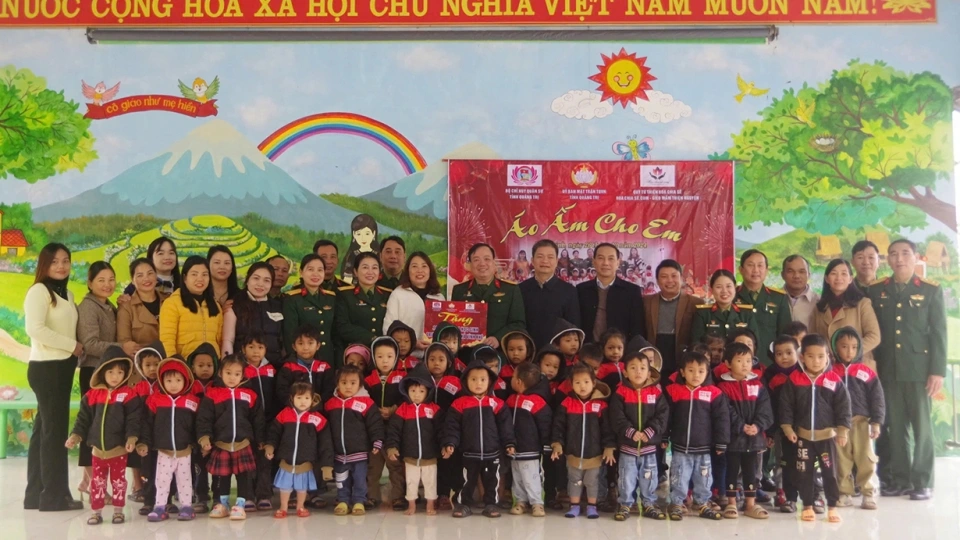 Chương trình “Áo ấm cho em” trao quà tại trường mầm non xã Vĩnh Khê, huyện Vĩnh Linh, tỉnh Quảng Trị.jpg