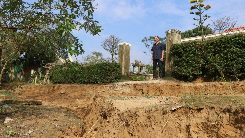Sạt lở bờ sông sát vào nhà dân.jpg