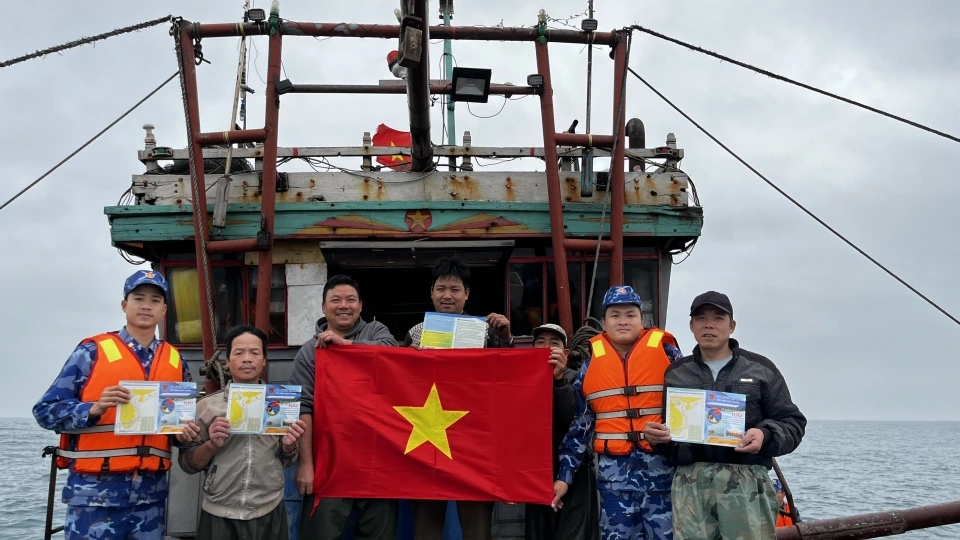cbcs_canh_sat_bien_tuyen_truyen_cho_ngu_dan_chong_khai_thac_iuu_tren_bien_bach_long_vy.jpg