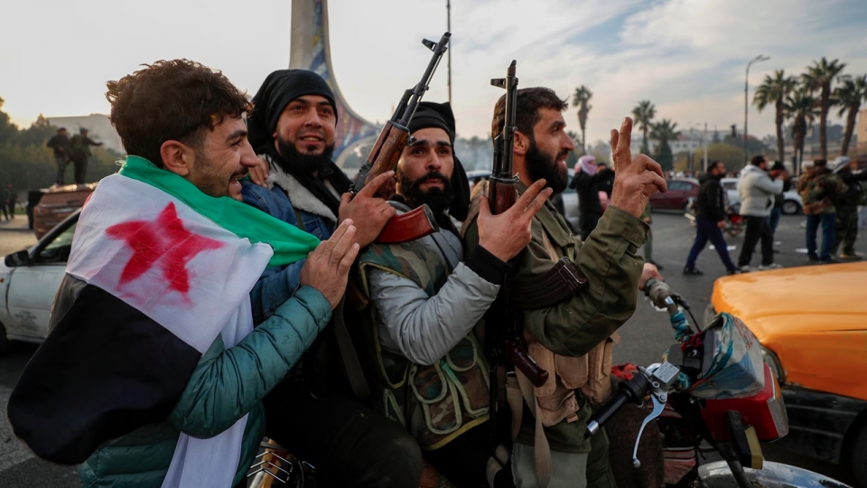 phien quan Syria, chien binh Syria an mung chinh quyen Assad sup do -abcnews.jpg