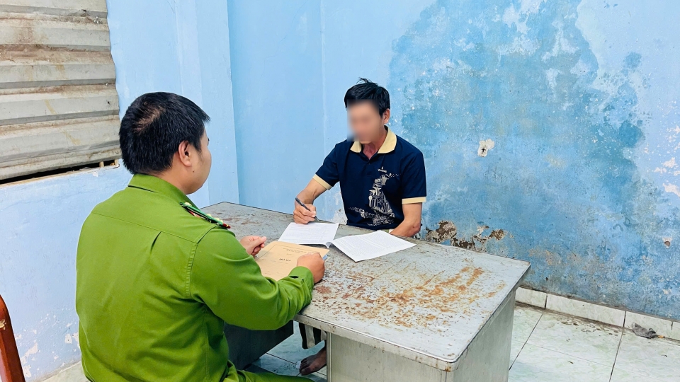CATP Thủ Đức bắt khẩn cấp đối tượng Chống người thi hành công vụ - 11.01 (1).jpg