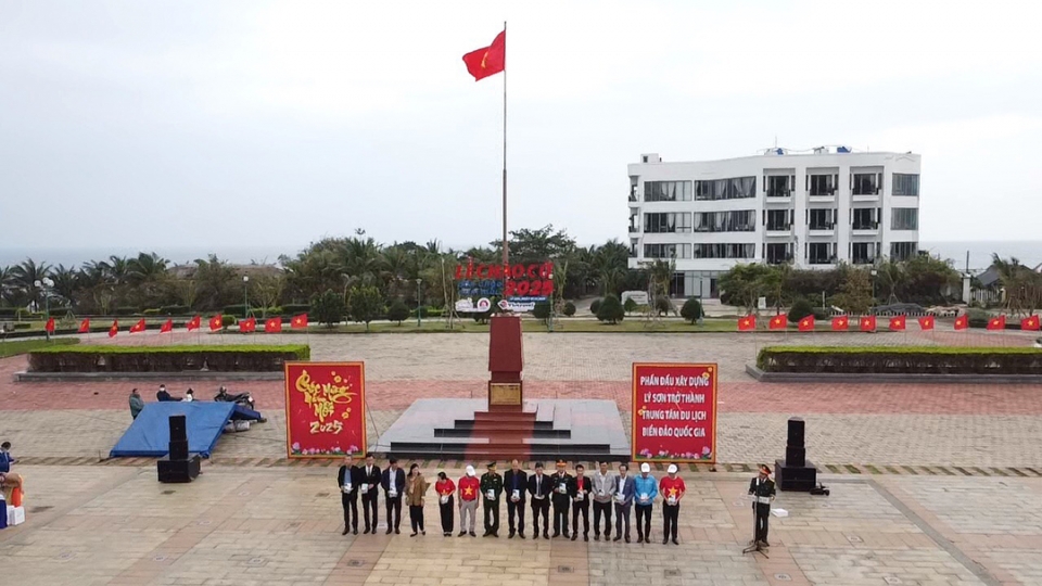 Lễ chào cờ đầu năm.jpg
