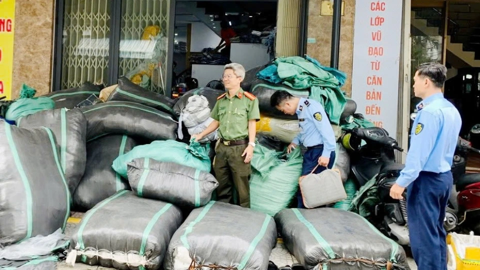 Phát hiện áo quần nhập lậu tại thời điểm kiểm tra  Ảnh Cục Quản lý thị trường thành phố Đà Nẵng.jpg