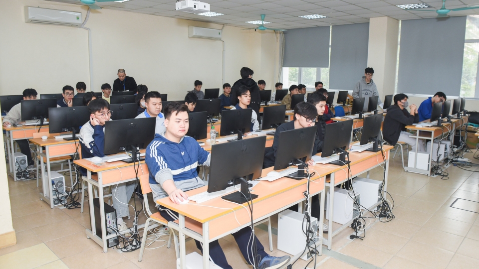 cac_thi_sinh_thi_tsa_nam_2025.jpg