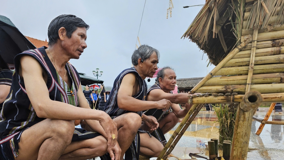 gia_lang_kkeo_giua_cung_cac_nghe_nhan_chuan_bi_cac_le_vat_cung_mung_lua_moi.jpg