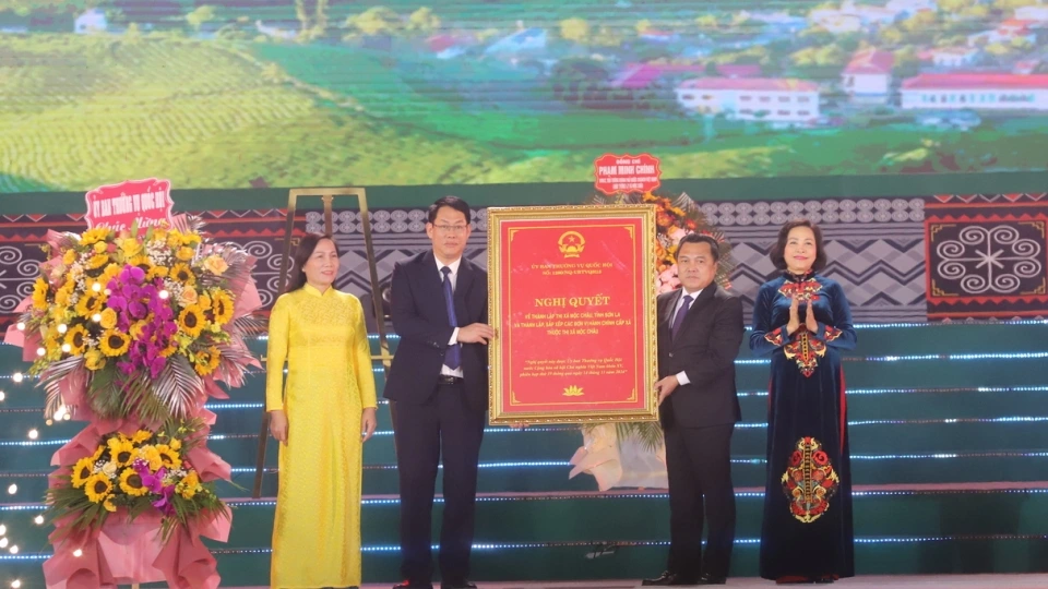 lanh_dao_thi_xa_moc_chau_don_nhan_nghi_quyet_cua_uy_ban_thuong_vu_quoc_hoi_ve_thanh_lap_thi_xa_moc_chau._1.jpg