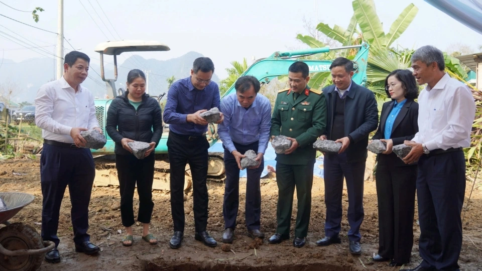 lanh_dao_tinh_quang_binh_dong_tho_khoi_cong_nha_o_tang_gia_dinh_ba_cao_thi_ha.jpg