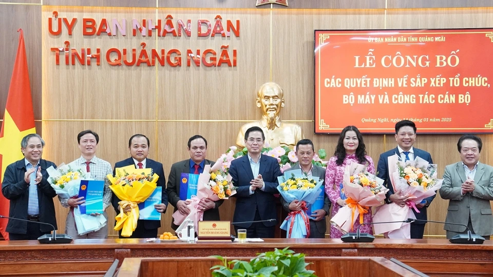 ong_nguyen_hoang_giang_chu_tich_ubnd_tinh_thu_5_tu_trai_qua_trao_quyet_dinh_cho_cac_can_bo_duoc_bo_nhiem_luan_chuyen.jpg