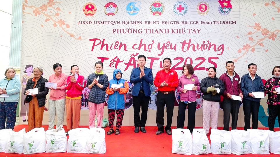 trao_qua_tet_tang_ho_ngheo.jpg