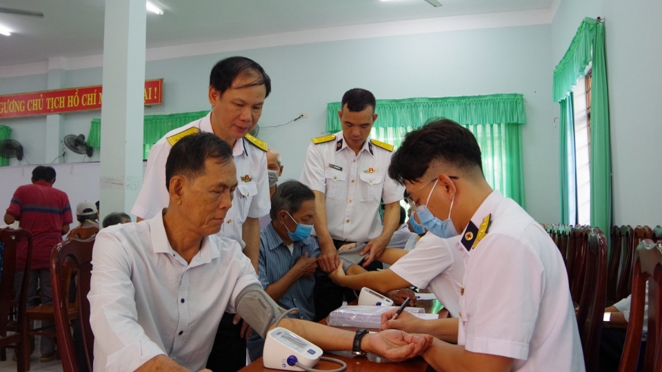 2._to_chuc_kham_cap_thuoc_cho_nhan_dan_tren_dia_ban_xa_long_son_tp._vung_tau.jpg