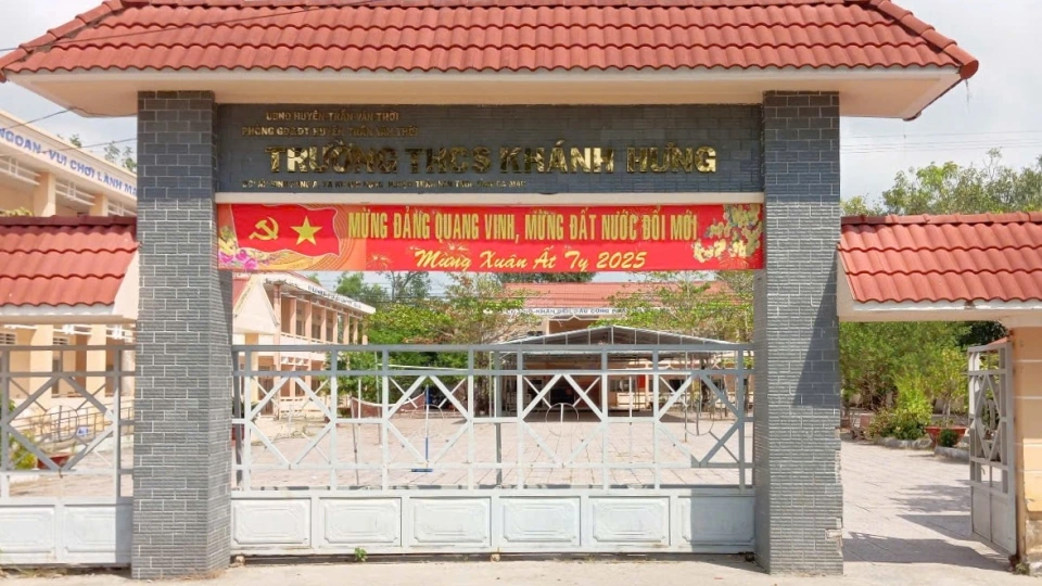 2_hieu_truong_truong_thcs_khanh_hung_da_thu_hoi_huy_bo_quyet_dinh_buoc_thoi_viec_ong_tan.jpg
