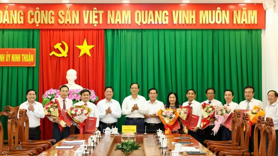 Các đồng chí Lãnh đạo tỉnh trao quyết định bổ nhiệm cán bộ, tặng hoa chúc mừng. Ảnh - P.Bình.jpg