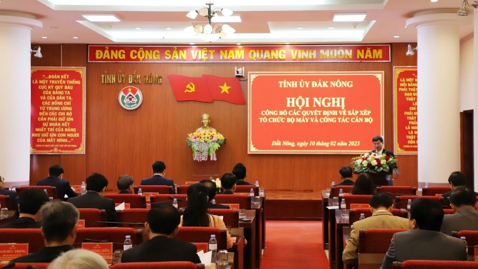 Dak Nong 27 can bo nghi huu truoc tuoi.jpg