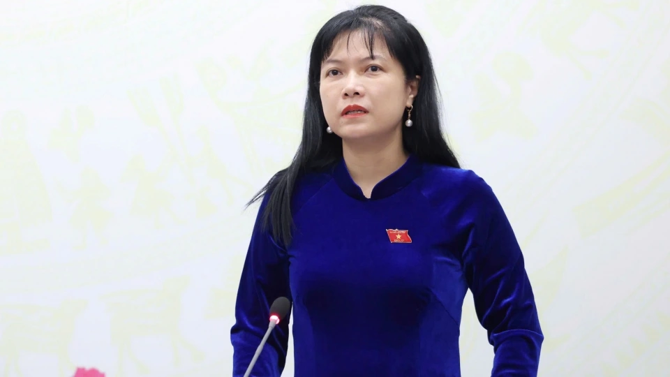 Ta Thi Yen tra loi bao chi.jpg