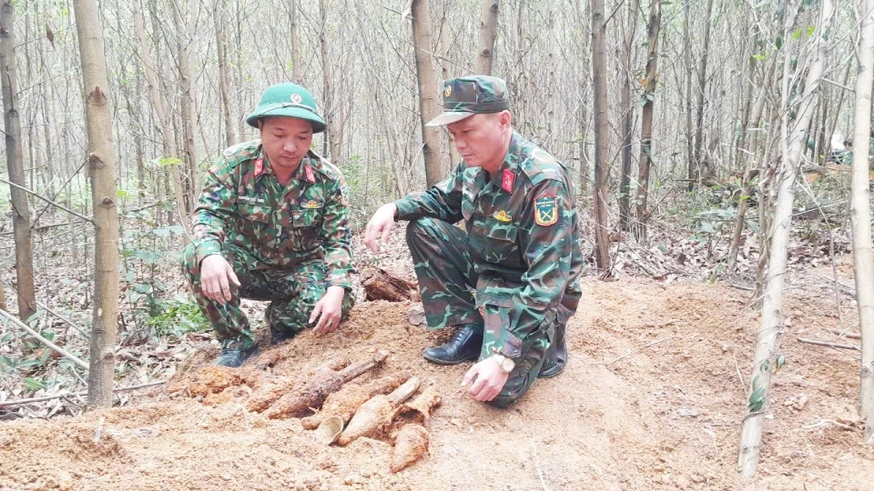 Toàn bộ số đạn  chưa kích hoạt nằm trong khu vực gần nhà dân rất nguy hiểm.jpg