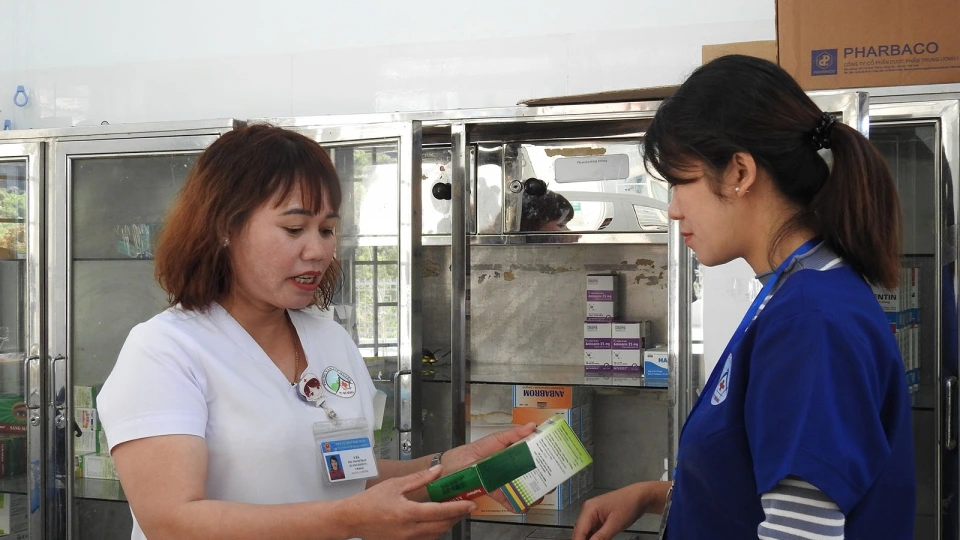 _chi_y_ha_luon_dong_hanh_cung_nhan_vien_va_la_ngon_co_dau_cua_tram_y_xa_tu_mo_rong.jpg