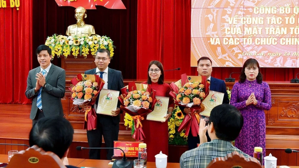 _lanh_dao_uy_ban_mttq_viet_nam_tinh_gia_lai_tang_hoa_chuc_mung_cac_truong_phong_ban_chuyen_mon_cua_don_vi._anh_duc_thuy.jpg