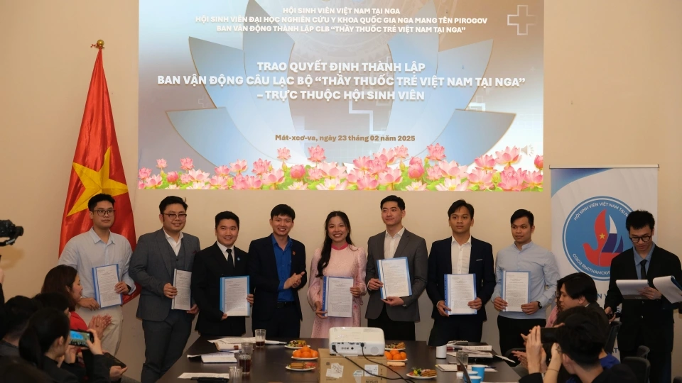 ban_can_su_doan_-_hoi_sinh_vien_viet_nam_tai_nga_trao_quyet_dinh_thanh_lap_ban_van_dong_cau_lac_bo_-min.jpg