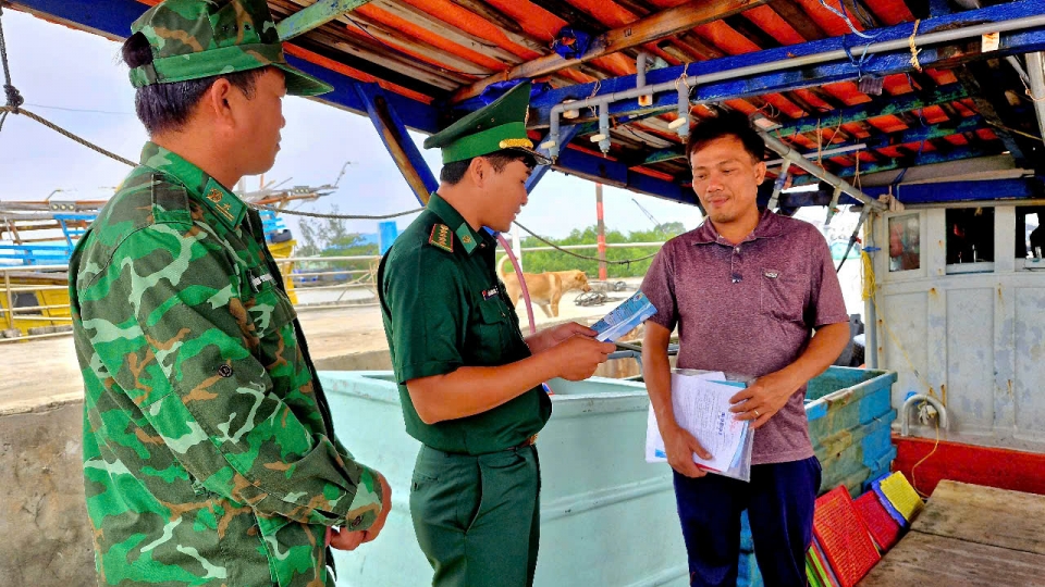 bo_doi_bien_phong_soc_trang_tuyen_truyen_chong_khai_thac_iuu_den_ngu_dan.jpg