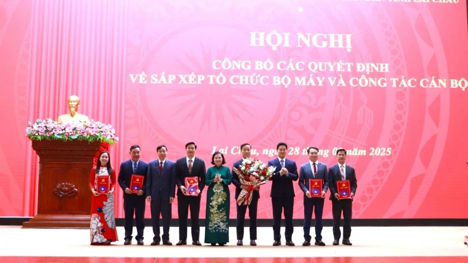 lanh_dao_tinh_uy_lai_chau_tang_hoa_chuc_mung_ban_tuyen_giao_va_dan_van_tinh_uy_20250228184557.jpg