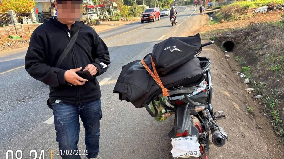 mot_tai_xe_xu_dung_khau_trang_che_bien_so_xe_anh_ca.jpg