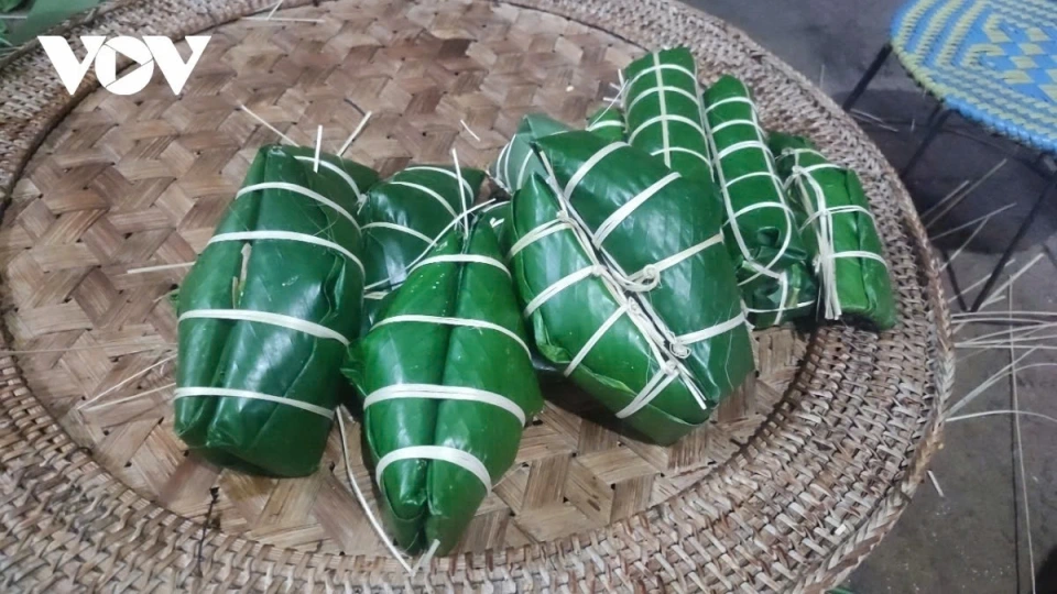 two cakes are placed together, and they are tightly bound with giang string, with the humped sides facing outward.jpg