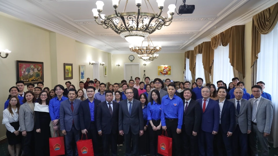 Đại sứ Đặng Minh Khôi và các đại biểu chụp ảnh lưu niệm với đại diện thanh niên, sinh viên Việt Nam tại Nga.jpg