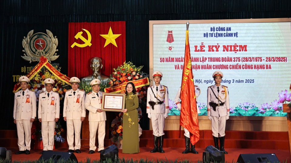 27-03_pho_chu_tich_nuoc_vo_thi_anh_xuan_trao_huan_chuong_chien_cong_hang_ba_cho_trung_doan_375.jpg