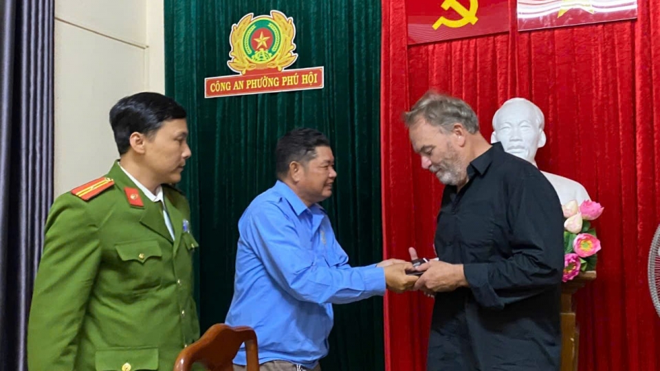 Anh Giáp Phương Hùng và Công an phường Phú Hội trao trả tài sản đến ông O’Graday Lawrence.jpg