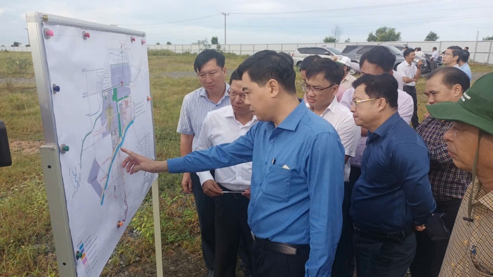 Bí thư Tỉnh uỷ Bình Thuận Nguyễn Hoài Anh (đang chỉ tay) trong chuyến thị sát các khu công nghiệp trên địa bàn huyện Hàm Tân.jpg