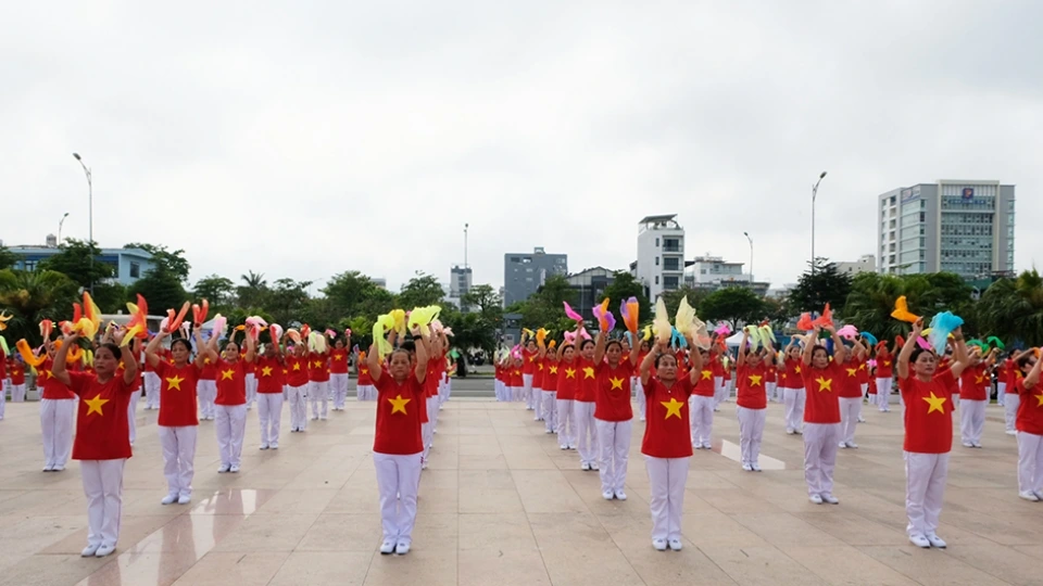 Biểu diễn thể dục dưỡng sinh ven sông Hàn.jpg