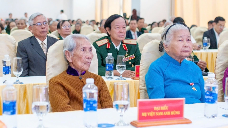 Các Bà Mẹ Việt Nam Anh hùng, người có công và gia đình chính sách tiêu biểu trên địa bàn thành phố Đà Nẵng tại buổi gặp mặt.jpg