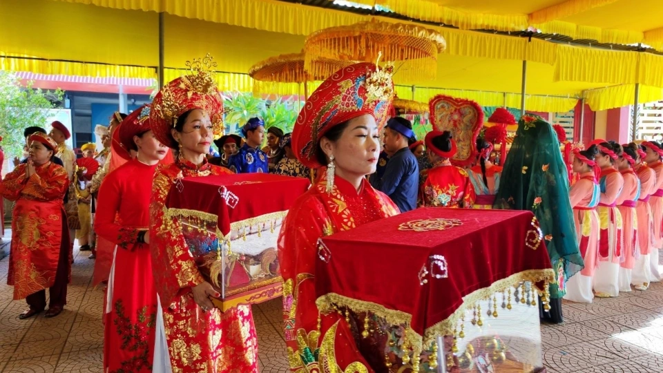 Các hoạt động trong lễ hội điện Huệ Nam.jpg