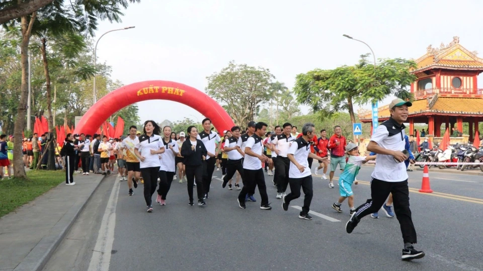Gần 1.800 người tham gia hưởng ứng Ngày chạy Olympic vì sức khỏe toàn dân.jpg