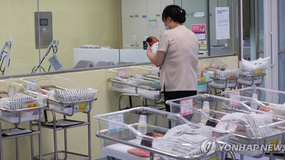 Số trẻ sơ sinh ra đời trong tháng 1-2025 tại Hàn Quốc là 23.947 trẻ (ảnh Yonhap News).jpg