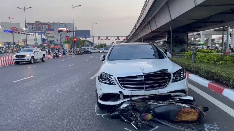 Vụ tai nạn khiến nhiều người bị thương và nhiều chiếc xe hư hỏng (Ảnh_ Cắt từ clip).jpg