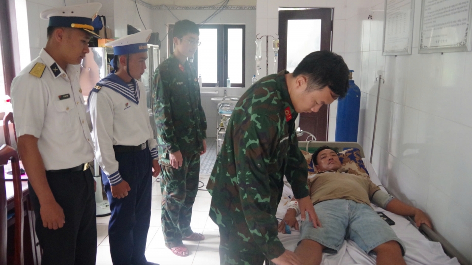 benh_nhan_bi_thuong_do_ca_dam_vao_chan_duoc_quan_y_cham_soc.jpg