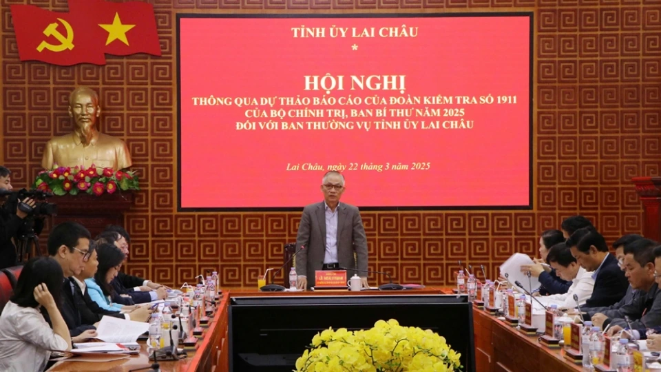 bi_thu_trung_uong_dang_le_hoai_trung_phat_bieu_tai_buoi_lam_viec.jpg