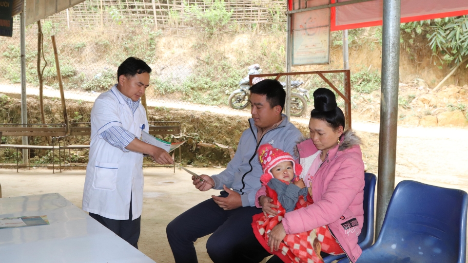 can_bo_tram_y_te_xa_muong_e_huyen_thuan_chau_tuyen_truyen_nguoi_dan_tiem_phong_vac_xin_soi.-min.jpg