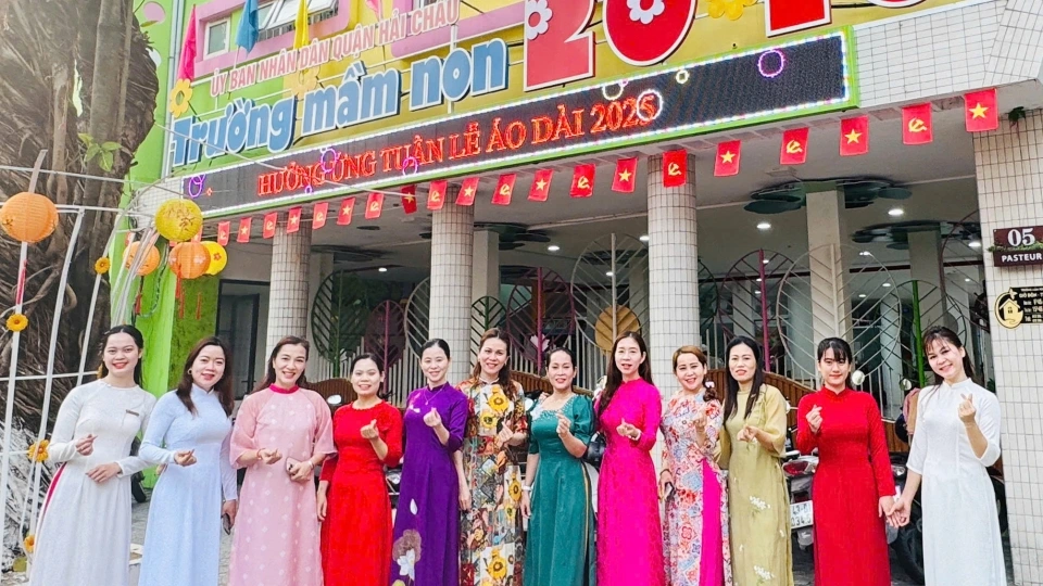 co_giao_truong_mam_non_20-10_thuot_tha_trong_ta_ao_dai.jpg