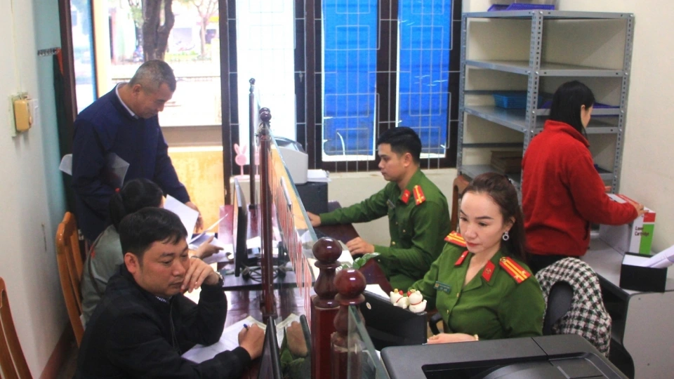 cong_an_phuong_tiep_nhan_thu_tuc_hanh_chinh_cua_nguoi_dan_lien_quan_den_ho_khau_dang_ky_xe_mo_to.jpg