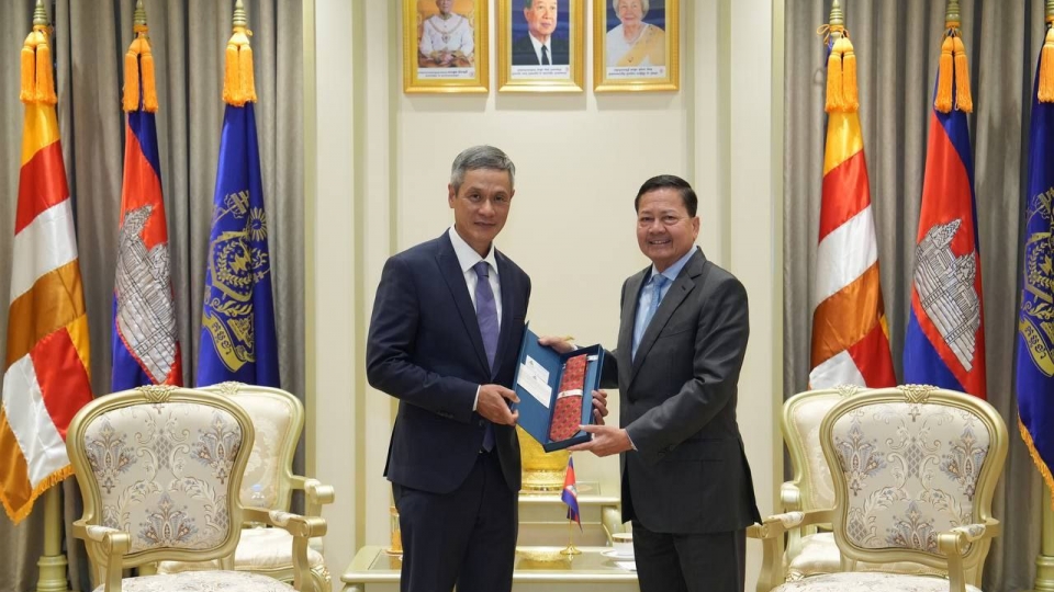 dai_su_nguyen_minh_vu_va_pho_thu_tuong_neth_savoeun.jpg