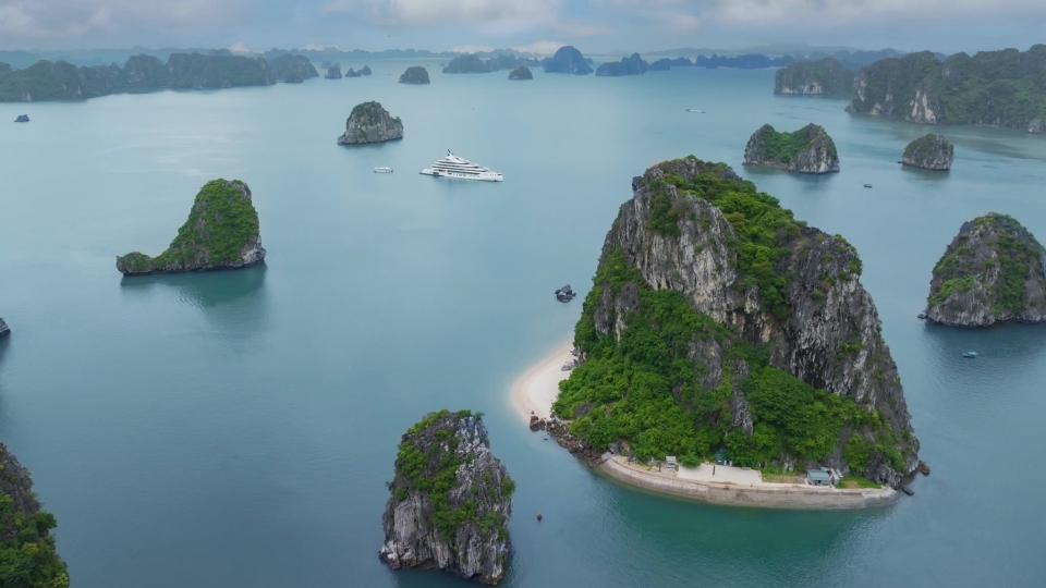 hanh_trinh_di_san_bai_tu_long_grand_pioneer_cruise1.jpg